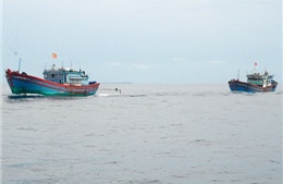  Khẩn trương đưa hai tàu cá bị nạn trên biển vào bờ